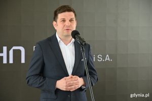 Rozpoczęcie konkursu architektonicznego na opracowanie koncepcji studialnej zagospodarowania obszaru teren&oacute;w Mola Rybackiego. Przemawia Maciej Zielonka, wiceprezydent Gdyni. (fot. Łukasz Kamasz)