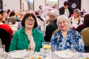 Seniorki pozują do zdjęcia