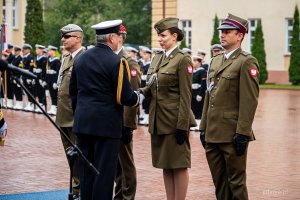 Uroczystość promocji na stopnie oficerskie dla absolwentów kursów oficerskich na Akademii Marynarki Wojennej w Gdyni (fot. Kamil Złoch)