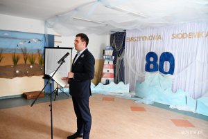 na zdjęciu wiceprezydent Maciej Zielonka przemawiający do mikrofonu