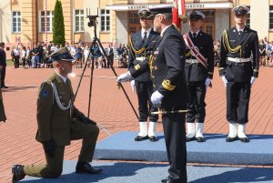 Uroczysta promocja oficerska w Akademii Marynarki Wojennej w Gdyni. Kontradmirał Krzysztof Zdonek – szef Zarządu Morskiego, zastępca Inspektora Marynarki Wojennej mianuje absolwenta studium oficerskiego na stopień podporucznika // fot. Krzysztof Miłosz