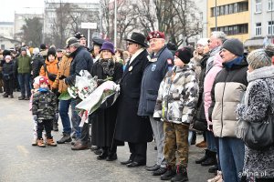 Uczestnicy uroczystości z okazji 98. rocznicy nadania Gdyni praw miejskich stojący na skwerze Kościuszki przed Pomnikiem Polski Morskiej