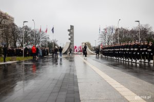 Uroczystości z okazji 106. rocznicy utworzenia Marynarki Wojennej przed pomnikiem Polski Morskiej 