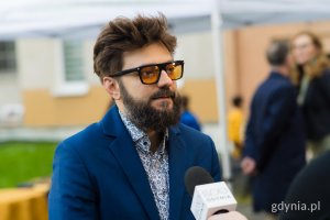 Producent i reżyser filmu o Stanisławie Ziołowskim Sebastian Szewczykowski wypowiada się do mikrofonu dla gdynia.pl