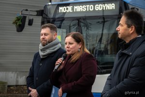 Na zdjęciu od prawej dyrektor ZKM Hubert Kołodziejski, prezydent Gdyni Aleksandra Kosiorek i prezes PKT Marcin Połom (fot. Kamil Złoch)
