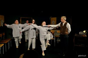 Zdjęcie ze spektaklu &bdquo;Instytut Pana B.&rdquo; Teatru Biuro Rzeczy Osobistych w reżyserii Zbigniewa Biegajły 