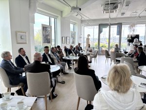 Na zdjęciu m.in.: dyrektor zarządzający ds. społecznych Tomasz Augustyniak wraz z członkami Gdyńskiej Rady Dialogu Gospodarczego (fot. materiały prasowe UM Gdyni)