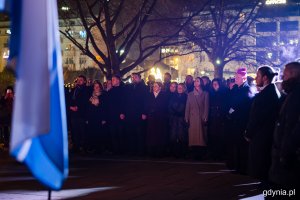 Na zdjęciu (od prawej): bp Wiesław Szlachetka &ndash; biskup pomocniczy Archidiecezji Gdańskiej, Aleksandra Dulkiewicz &ndash; prezydent Gdańska, Beata Rutkiewicz &ndash; wojewoda pomorska, Agnieszka Baranowska &ndash; członek zarządu wojew&oacute;dztwa pomorskiego, Oktawia Gorzeńska &ndash; wiceprezydentka Gdyni, Aleksandra Kosiorek &ndash; prezydent Gdyni, Tadeusz Szemiot &ndash; przewodniczący Rady Miasta Gdyni oraz radni Norbert Anisowicz, Larysa Kramin i Dominik Aziewicz podczas uroczystości upamiętniających wydarzenia Grudnia '70