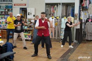 BAZAR Inicjatyw Społecznych. Na zdjęciu pokaz Tai Chi wykonany przez Fundację Fly. (fot. Łukasz Kamasz)