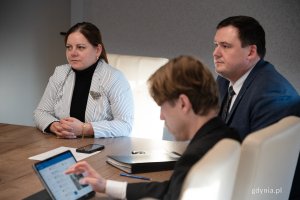 Prezydent Gdyni Aleksandra Kosiorek, Łukasz Kobus Sekretarz Miasta i Dyrektor Generalny Urzędu, radny miasta Łukasz Piesiewicz  (fot. Natalia Kawalerowicz)
