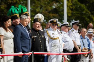 Górnicy i grupa rekonstrukcyjna w historycznych mudurach marynarki  (fot. Karol Stańczak) 