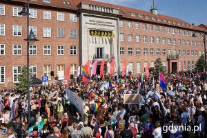 Zgromadzenie ludzi przed budynkiem Urzędu Marszałkowskiego Województwa Pomorskiego w Gdańsku