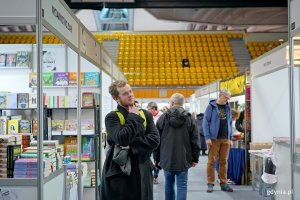 Uczestnicy Targ&oacute;w Książki w Gdyni odwiedzający stoiska wydawc&oacute;w 