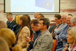 Uczestnicy konferencji na temat materiał&oacute;w niebezpiecznych w Bałtyku zgromadzeni na sali
