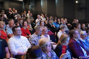 Uczestnicy prelekcji w Konsulacie Kultury. Na zdj. m.in. Maria Piradoff-Link, wiceprezydentka Gdyni Oktawia Gorzeńska i przewodnik Arkadiusz Brzęczek