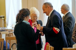 Uczestnicy spotkania świątecznego kombatant&oacute;w i os&oacute;b represjonowanych dzielą się opłatkiem