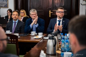 Spotkanie Obszaru Metropolitalnego Gdańsk-Gdynia-Sopot w Wejherowie. Siedzą, od lewej: Hubert Kołodziejski, dyrektor ZKM w Gdyni, Rafał Geremek, wiceprezydent Gdyni i Michał Glaser, prezes Obszaru Metropolitalnego Gdańsk-Gdynia-Sopot (fot. Kamil Złoch)