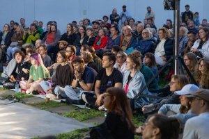 Publiczność podczas pokazu spektaklu &bdquo;Love and death, sex and illness&rdquo; na dziedzińcu Szkoły Podstawowej nr 42 w ramach festiwalu &bdquo;Pociąg do Miasta&rdquo; 