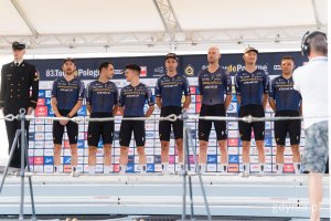Drużyna Pinarello Q36,5 Pro Cycling Team podczas prezentacji na pokładzie okrętu ORP &bdquo;Błyskawica&rdquo; 