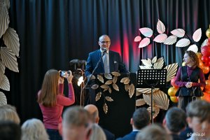 Wicewojewoda pomorski Emil Rojek przemawiający podczas uroczystości z okazji jubileuszu 40-lecia Szkoły Podstawowej nr 49 dla Dzieci Niedosłyszących 