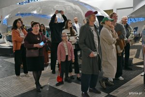 Uczestnicy wernisażu wystawy &bdquo;Gen 100 &ndash; gdyński kod wsp&oacute;lnoty&rdquo; w Muzeum Emigracji 