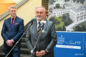 Prezydent Gdyni Wojciech Szczurek podczas konferencji prasowej przed posiedzeniem Komisji Spraw Emigracji i Łączności z Polakami za Granicą w Muzeum Emigracji. Za nim, po lewej: dr hab. Michał Nowosielski z Ośrodka Badań nad Migracjami Uniwersytetu Warszawskiego  // fot. Magdalena Czernek