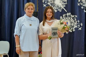 Radna miasta Teresa Bysewska wręczająca pamiątkową książkę Joannie Zarzyckiej &ndash; dyrektorce Szkoły Podstawowej nr 11 