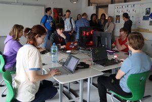 grupa ludzi podczas pracy przy komputerach