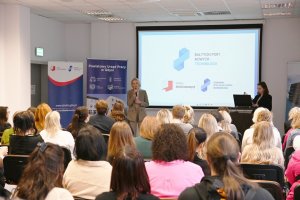 Ludzie w sali na spotkaniu z przedsiębiorcami w w Bałtyckim Porcie Nowych Technologii