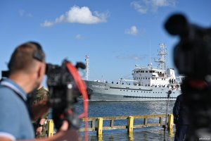 ORP &bdquo;Heweliusz&rdquo; i stojący na brzegu ludzie