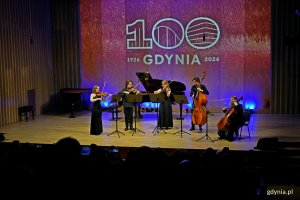 Uczniowie Szkoły Muzycznej I i II stopnia im. Z. Noskowskiego w Gdyni występujący podczas koncertu &bdquo;Muzyczny portret Gdyni&rdquo; (