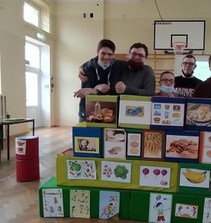 Podopieczni SOSW nr 1 ułożyli piramidę żywieniową z kartonów z rysunkami konkretnych produktów // fot. SOSW nr 1