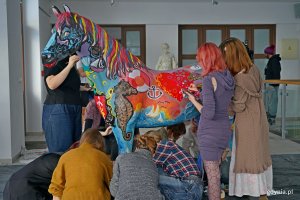 Uczniowie Państwowego Liceum Sztuk Plastycznych w Gdyni malujący rzeźbę konia, kt&oacute;rego miasto przekaże na licytację WOŚP 