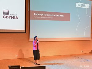 Katarzyna Gruszecka-Spychała, wiceprezydentka Gdyni ds. gospodarki, przemawiająca podczas konferencji OPER8IT w Pomorskim Parku Naukowo-Technologicznym // fot. Magdalena Czernek