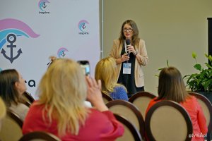 Izabela Klonowska-Hincka, prezes Stowarzyszenia Kobiet Branży Morskiej &bdquo;Inspira&rdquo;, przemawiająca podczas 3. Konwencji Kobiet Branży Morskiej 