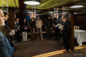 Wręczenie pierwszej statuetki &ndash; nagrody im. komandora Macieja Janiaka na pokładzie ORP &bdquo;Błyskawica&rdquo; (fot. Kamil Złoch)