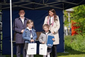 Laureatki: Pola Bisek i Iwona Polewska w towarzystwie wiceprezydenta Macieja Zielonki i wiceprzewodniczącej Marioli Śrubarczyk-Cichowskiej