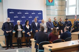 Uczestnicy akcji &bdquo;100 litr&oacute;w krwi na 100-lecie Gdyni&rdquo; z medalami Medale Homo Homini &ndash; Człowiek Człowiekowi