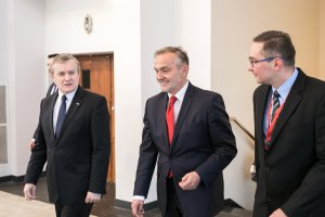 Prof. Piotr Gliński, wicepremier i Minister Kultury i Dziedzictwa Narodowego RP, prezydent Wojciech Szczurek i dyrektor Muzeum Emigracji Sebastian Tyrakowski fot. Karol Stańczak