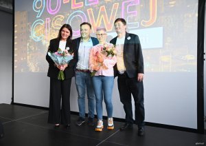 Dwóch mężczyzn i dwie kobiety z kwiatami na scenie