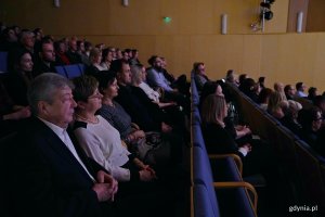 Publiczność zgromadzona w sali koncertowej Szkoły Muzycznej I i II stopnia im. Z. Noskowskiego podczas koncertu &bdquo;Muzyczny portret Gdyni&rdquo;