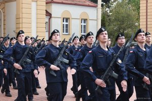 Defilada podczas uroczystości złożenia przysięgi przez nowych podchorążych AMW // fot. Krzysztof Miłosz