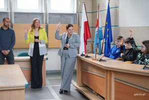Uczennice i uczniowie wraz z prezydent Gdyni Aleksandrą Kosiorek oraz radnymi: Natalią Gł&oacute;wczewską-Kłopotek oraz Marcusem da Silva de Oliveira (fot. Magdalena Starnawska)