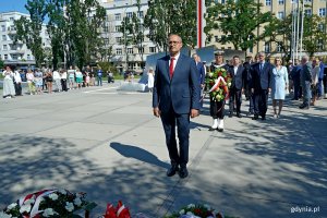 Wicewojewoda pomorski Emil Rojek składający kwiaty przed pomnikiem podczas uroczystości upamiętniających 81. rocznicę wybuchu powstania warszawskiego