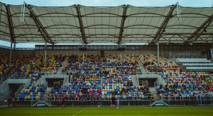 Dzieci siedzące na trybunach Stadionu Miejskiego 