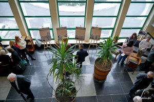 Goście zaproszeni na inaugurację wystawy w sądzie przyglądający się ekspozycji