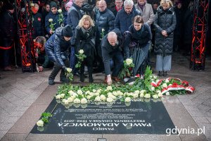 Kwiaty na symbolicznej płycie pamiątkowej składają wiceprezydentka Gdyni Katarzyna Gruszecka-Spychała i wiceprezydent Bartosz Bartoszewicz