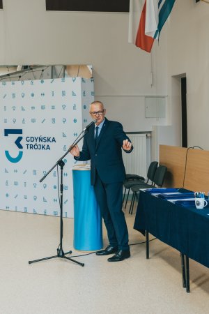 Przemawia dyrektor szkoły Wiesław Kosakowski 