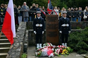 Posterunek honorowy przy tablicy u zbiegu ulic Żwirki i Wigury oraz Słowackiego, która jest poświęcona pamięci społeczności żydowskiej