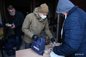 Osoby samotne i potrzebujące otrzymały paczki z tradycyjnymi wielkanocnymi produktami. ok. 60 osób odebrało je w niedziele przy kościele oo. franciszkanów // fot. Michał Puszczewicz